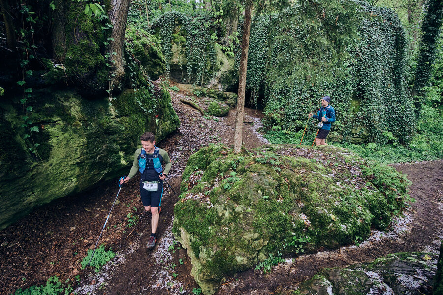 Zwei Läufer joggen durch den Wald